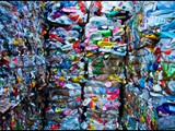 Plastique écrasée prêt pour le recyclage . Photo: mbeo